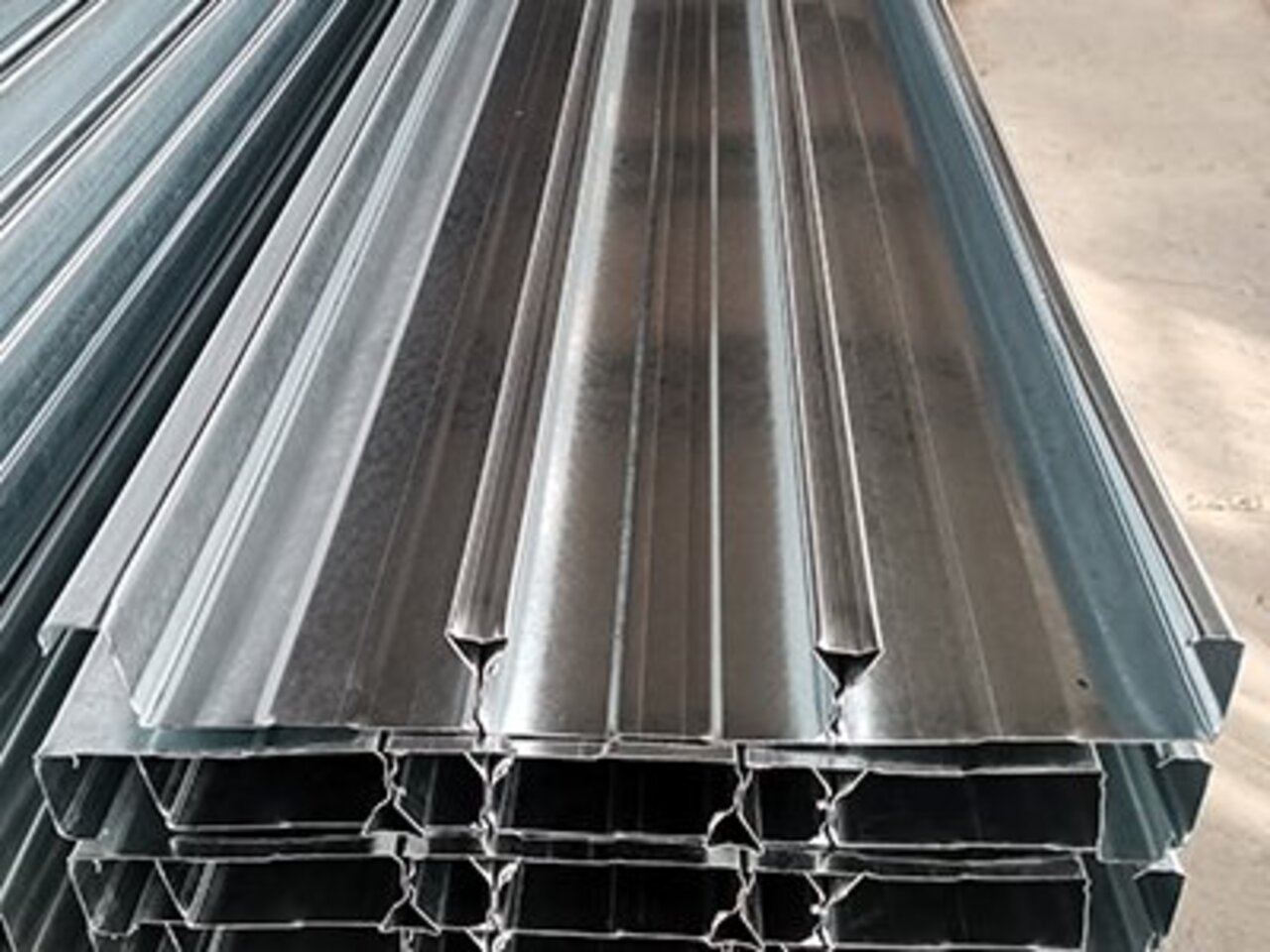 <b>YX65-240-720閉口型樓承板</b>